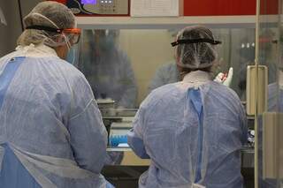 Equipe do laboratório da UFGD, montado para testar casos de coronavírus em Dourados (Foto: Divulgação)