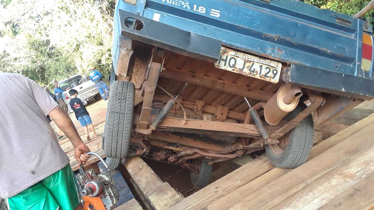 Vizinho fecha esquina com carretas e moradora reclama já bati meu carro -  Direto das Ruas - Campo Grande News