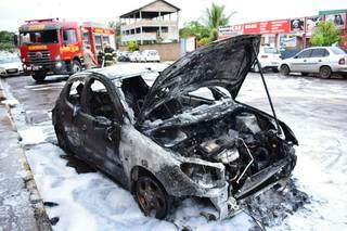 Carro ficou completamente destruído após pegar fogo. (Foto: Direto das Ruas)