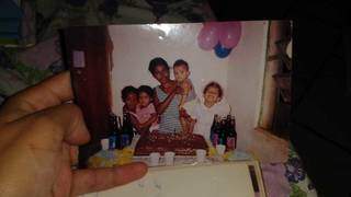 Aniversário do irmão caçula de Jaqueline, Carlito, ao lado das irmãs Carla e Karolayne Barreto dos Santos, e a mãe Maria Lúcia. (Foto: Arquivo Pessoal)