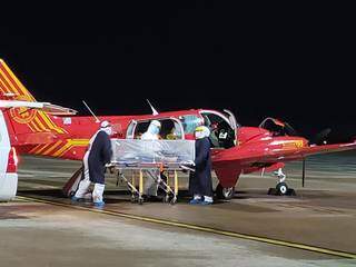 Paciente foi encapsulado e transportado de aeronave do Corpo de Bombeiros para MS. (Foto: Divulgação/Corpo de Bombeiros)