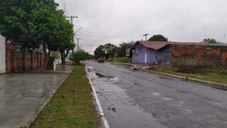 Asfalto molhado em rua do Centro de Porto Murtinho. Por lá, chove desde a madrugada (Foto: Edicarlos Oliveira) 