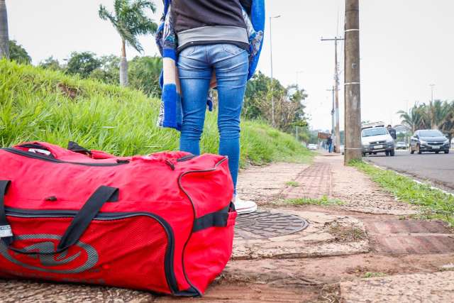 Rodovi&aacute;ria de Campo Grande fecha e passageiros desembarcam na rua 