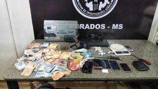 Dinheiro, drogas, celulares e outros objetos apreendidos em ponto de venda de drogas no Canaã I (Foto: Adilson Domingos)
