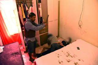 Jair, ex-namorado e assassino de Marilei, reconstruindo cena onde a matou enquanto filha de 3 anos assistia (Foto: Divulgação)