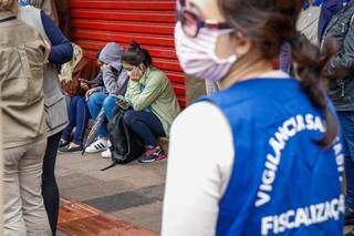 Pessoas com máscara no Centro de Campo Grande, durante blitz de conscientização da Vigilância Sanitária. (Foto: Henrique Kaiwaminami)