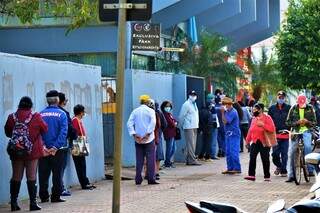 Idosos eram maioria em fila à espera de abertura de banco no centro de Dourados hoje (Foto: Eliel Oliveira)