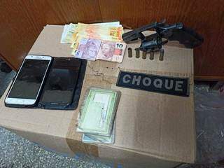 Além das caixas de cigarros, foram apreendidos com contrabandista celulares, dinheiro, folhas de cheque e arma (Foto: divulgação/Batalhão de Choque) 