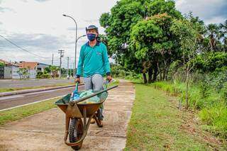 A carriola é seu instrumento de trabalho diário na pandemia (Foto: Silas Lima)