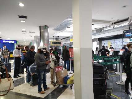 Com dois voos previstos, passageiros se aglomeram em saguão do aeroporto 