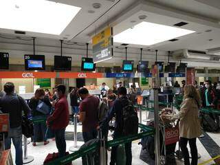 Com dois voos previstos, saguão do aeroporto aglomera mais de 100 pessoas. (Foto: Jairton Bezerra)