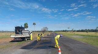 Operários fazem manutenção da rodovia MS-384 (Foto: Divulgação - Agesul)