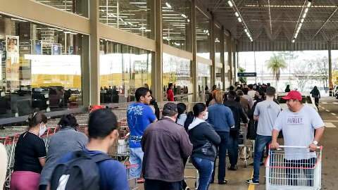 Com salário na conta, clientes encaram fila enorme para entrar em supermercados 