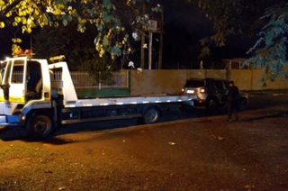 Carregado com mais de 230 quilos de maconha, carro foi guinchado para delegacia de Polícia Civil (Foto: Ponta Porã News)