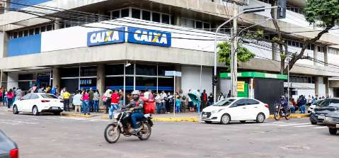 Em 1 hora, cen&aacute;rio muda e fila na Caixa dobra a esquina no Centro