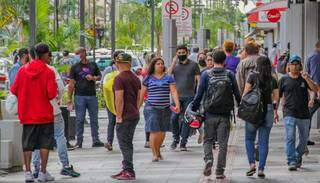 No centro da cidade, pessoas com ou sem máscaras circulavam próximas (Foto: Silas Lima)