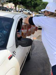 Motoristas estã pegando várias garrafas de chopp neste sábado nos altos da Afonso Pena (Foto: Divulgação)