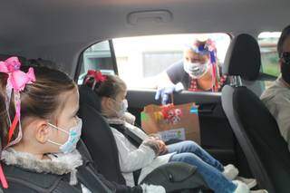 Crianças no arraial dentro do carro nesta manhã (Foto: Divulgação Le Irdak)