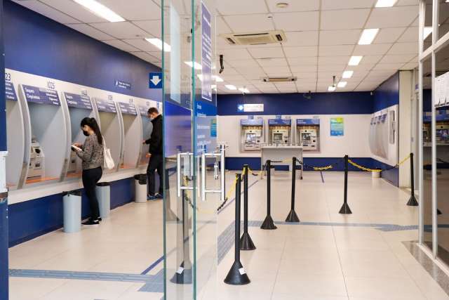 Dia come&ccedil;a com atendimento r&aacute;pido para saque de aux&iacute;lio emergencial