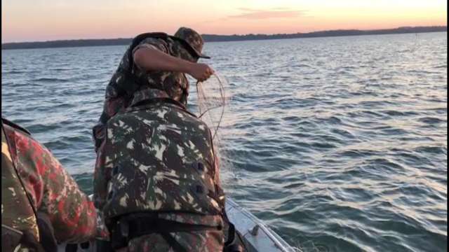 Pol&iacute;cia desarma 23 redes ilegais de pesca e solta 15 quilos de peixes vivos