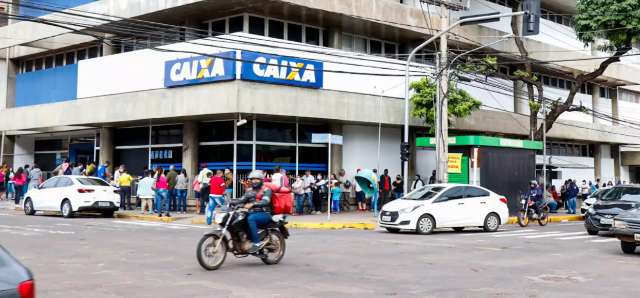 Em 1 hora, cen&aacute;rio muda e fila na Caixa dobra a esquina no Centro
