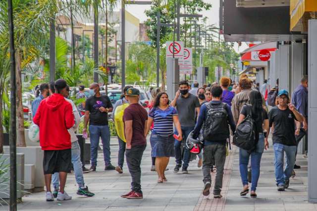 Com dinheiro no bolso, consumidores  lotam o centro da cidade e ignoram pandemia