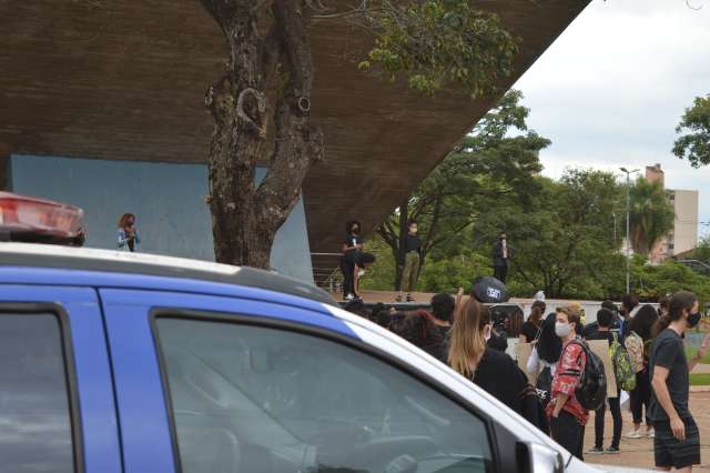 Vigiado por terra e por ar, grupo se manifesta contra o racismo