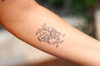 No antebraço de Lorena França está a tatuagem de um coração. (Foto: Henrique Kawaminami)