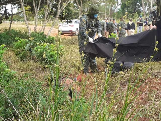 Pol&iacute;cia recebe den&uacute;ncia e encontra dois corpos com roupas militares na fronteira