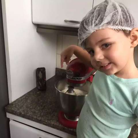 Aos 4 anos, Maria vende bolo assado por ela mesma para comprar boneca