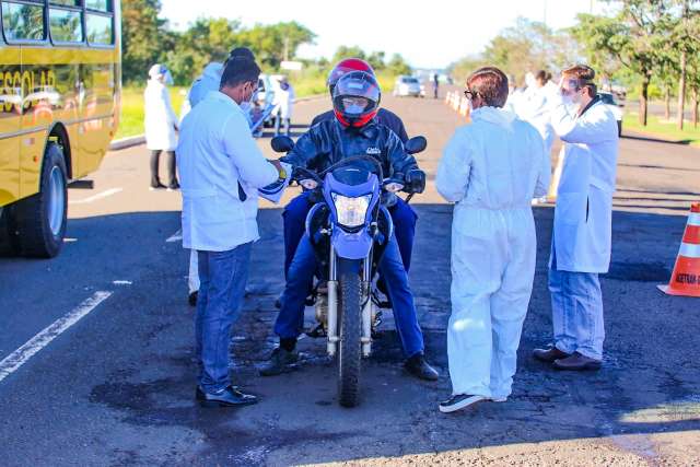 Barreiras sanit&aacute;rias ser&atilde;o retomadas &agrave;s 6h desta segunda com 180 testes r&aacute;pidos