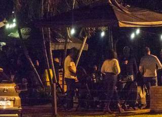 Noite de sábado teve muitos bares cheios, apesar da orientação para isolamento social. (Foto: Direto das Ruas)