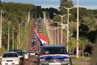 Com bandieras, cartazes e caixas de som, cerca de mil comerciantes e moradores da fronteira participaram da ação (Foto: Capitán Bado)