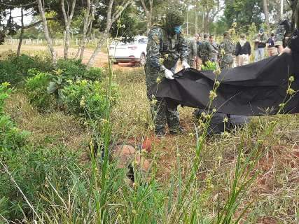 Polícia recebe denúncia e encontra dois corpos com roupas militares na fronteira