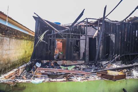 Mulher tem casa destru&iacute;da em inc&ecirc;ndio depois de receber amea&ccedil;as do ex-namorado