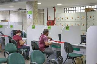 Trabalhadores em busca de atendimento na sede da Funtrab em Campo Grande (Foto: arquivo/Campo Grande News)