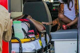 Filha preocupada com a mãe que sofreu ferimentos no cotovelo e joelho (Foto: Silas Lima)