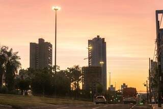 Amanhecer visto da Afonso Pena, uma das avenidas mais movimentadas da cidade (Foto: Henrique Kawaminami) 