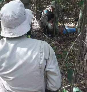 Momento que bombeiros econtraram rapaz desaparecido (Foto: Direto das Ruas)