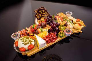 Dá para encomendar uma tábua de frios com burrata, queijos, fruta e outras opções para saborer. (Foto: Murano Buffet)