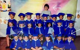 Nas setas brancas, da esquerda para a direita, está Camila pequenininha, a mãe do André como professora em pé, e o noivo na ponta direita. (Foto: Arquivo Pessoal)