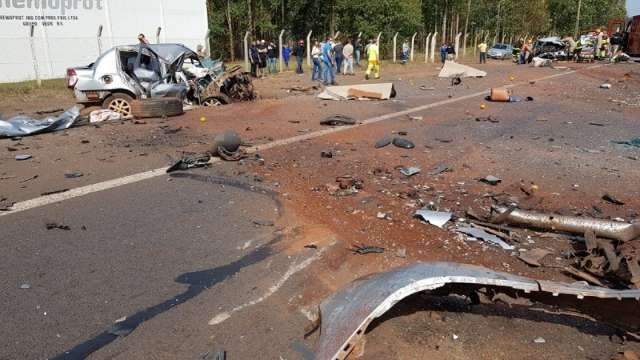 Duas crian&ccedil;as, m&atilde;e e av&ocirc; morreram em acidente entre carro e S10