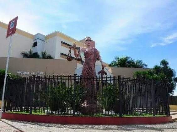 Homem que esfaqueou a mulher na frente da filha vai a j&uacute;ri popular