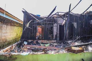 Mulher tem casa destru&iacute;da em inc&ecirc;ndio depois de receber amea&ccedil;as do ex-namorado