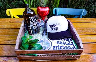 Os kits podem ser personalizados com rótulos variados de cervejas, além de camisetas, bonés, taças, dentre muitas outras opções. (Foto: Divulgação)