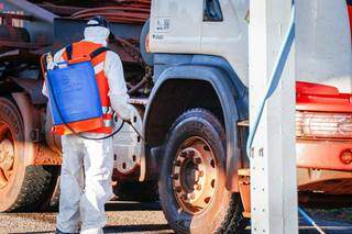 Caminhão é desinfectado em barreira sanitária da Capital (Foto: Henrique Kawaminami)