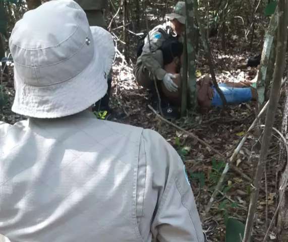 C&atilde;o Seven ajuda, bombeiros vasculham mata e encontram jovem perdido