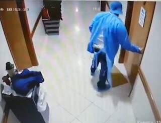 Bandido do PCC deixou hospital usando avental, touca e máscara (Foto: Reprodução)