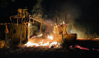 Com quatro crian&ccedil;as, mulher consegue fugir de casa incendiada pelo ex-marido 