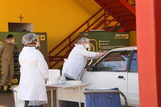 Drive thru onde pacientes são testados em Campo Grande (Foto: Paulo Francis/Arquivo)